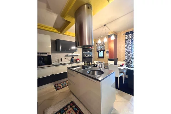 Appartamento in vendita a Tirana 3+1, Arredato