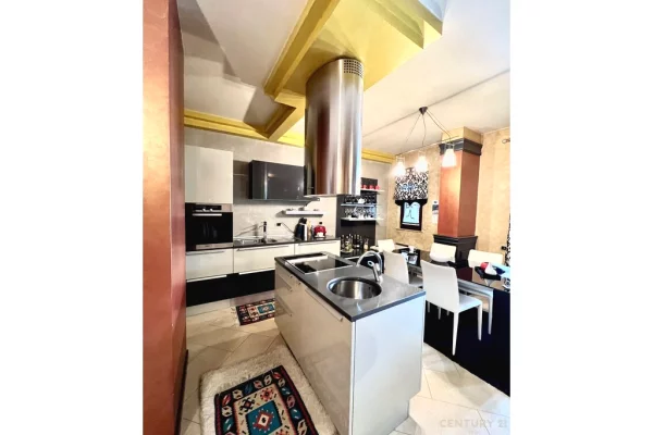 Appartamento in vendita a Tirana 3+1, Arredato