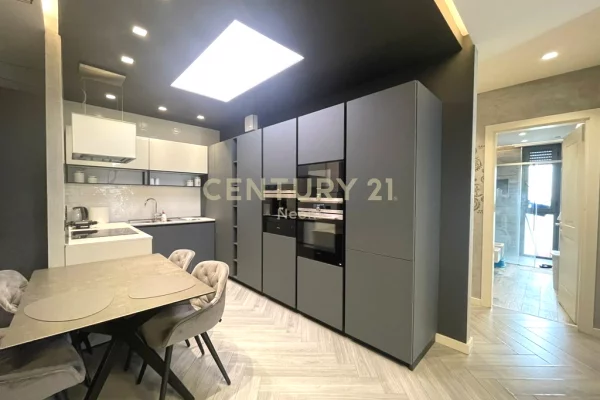 Appartamento in vendita a Tirana 2+1, Arredato