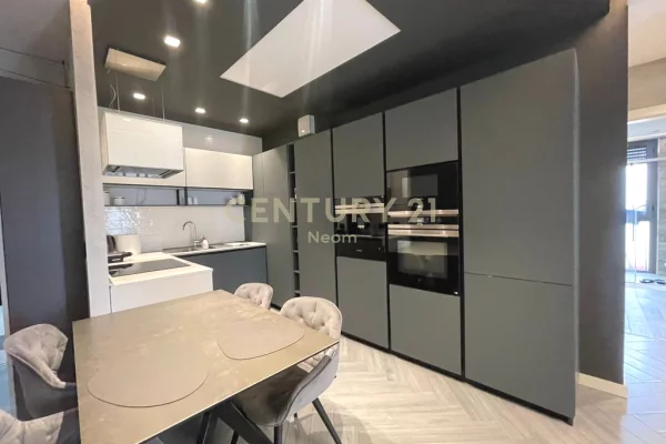 Appartamento in vendita a Tirana 2+1, Arredato