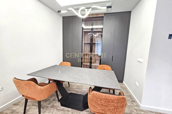 Appartamento in vendita a Tirana 2+1, Arredato