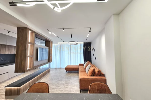 Appartamento in vendita a Tirana 2+1, Arredato