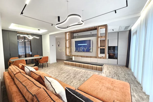 Appartamento in vendita a Tirana 2+1, Arredato