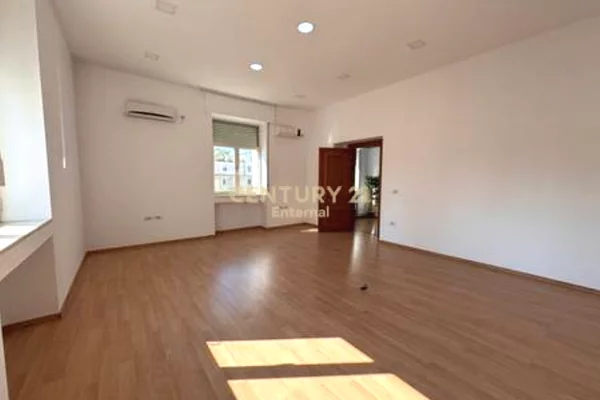 Jepet per Qira Njesi Komerciale te Blv. Deshmoret e Kombit