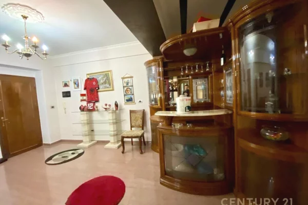 Appartamento in vendita a Tirana 2+1, Arredato