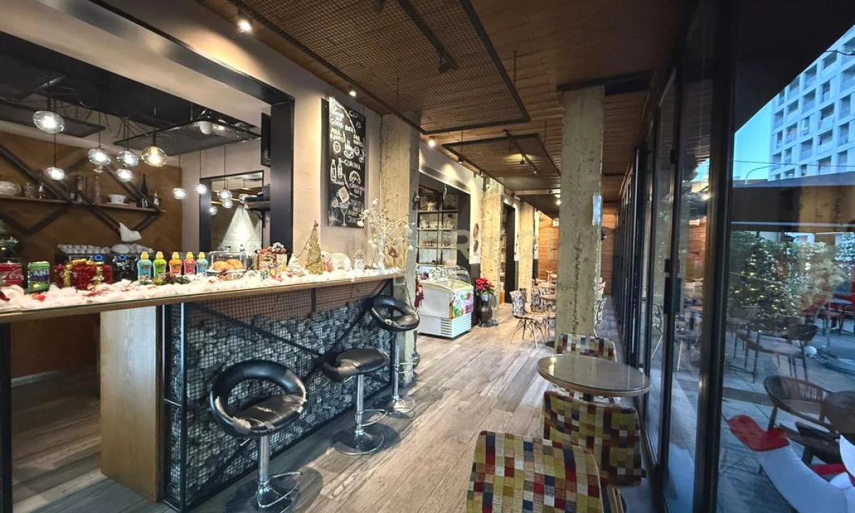 Jepet me qira Bar-Kafe buze rruges ne zonen e Xhamllikut !!!!