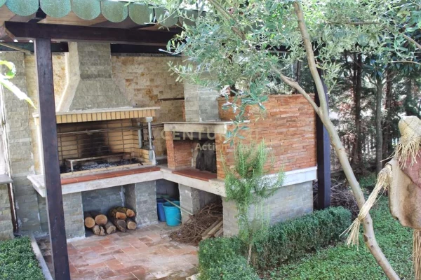 Shtepi ne shitje Apartament ne Tirane, 4+1, Mobilimi E mobiluar, Pagesa 800,000  Euro.