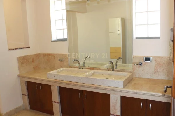 Shtepi ne shitje Apartament ne Tirane, 4+1, Mobilimi E mobiluar, Pagesa 800,000  Euro.