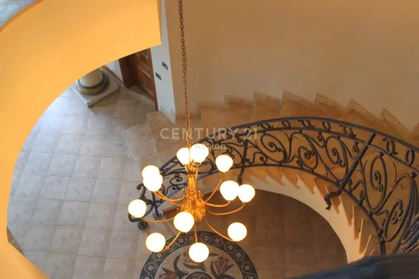 Shtepi ne shitje Apartament ne Tirane, 4+1, Mobilimi E mobiluar, Pagesa 800,000  Euro.