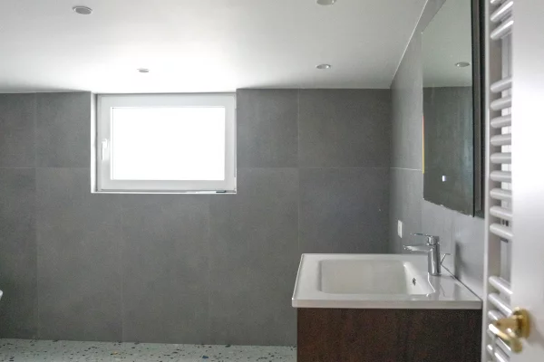 Shtepi ne shitje Duplex(shtepi me 2 kate) ne Tirane, 2+1, Mobilimi Bosh, pa mobiluar, Pagesa 650,000  Euro.