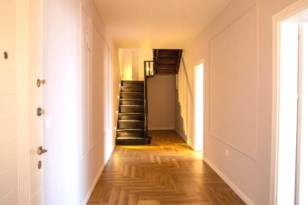 Shtepi ne shitje Duplex(shtepi me 2 kate) ne Tirane, 2+1, Mobilimi Bosh, pa mobiluar, Pagesa 650,000  Euro.