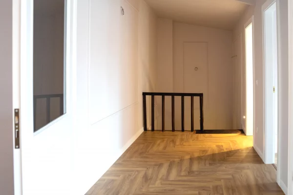 Shtepi ne shitje Duplex(shtepi me 2 kate) ne Tirane, 2+1, Mobilimi Bosh, pa mobiluar, Pagesa 650,000  Euro.