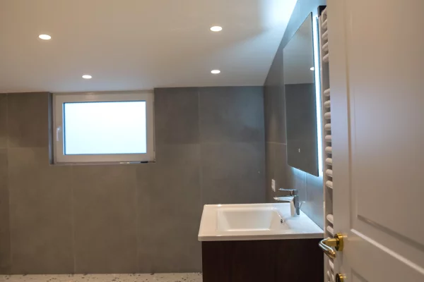 Shtepi ne shitje Duplex(shtepi me 2 kate) ne Tirane, 2+1, Mobilimi Bosh, pa mobiluar, Pagesa 650,000  Euro.