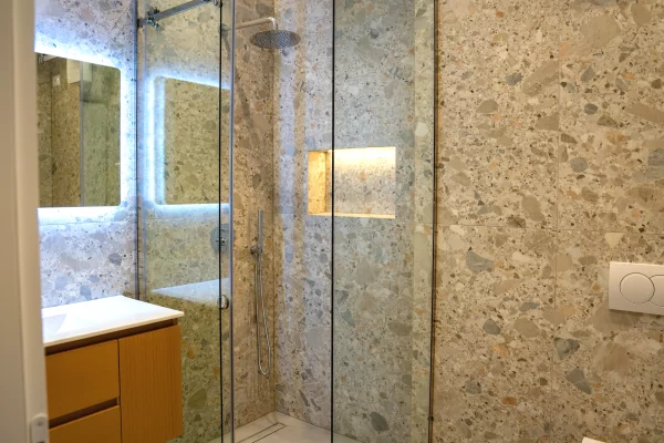 Shtepi ne shitje Duplex(shtepi me 2 kate) ne Tirane, 2+1, Mobilimi Bosh, pa mobiluar, Pagesa 650,000  Euro.