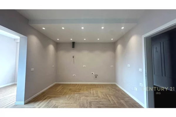 Shtepi ne shitje Duplex(shtepi me 2 kate) ne Tirane, 2+1, Mobilimi Bosh, pa mobiluar, Pagesa 650,000  Euro.
