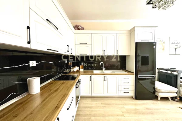 Shtepi ne shitje Apartament ne Tirane, 2+1, Mobilimi E mobiluar, Pagesa 125,000  Euro.