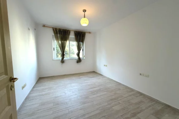 Appartamento in vendita a Tirana 2+1, SemiArredato