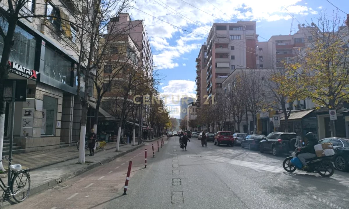 AMBIENT KOMERCIAL PER SHITJE PRANE RRUGES SE BARRIKADAVE!