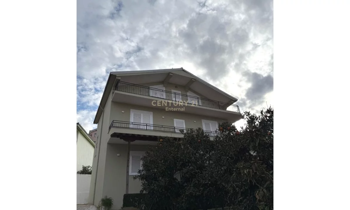 Shtepi ne shitje Vila Luksoze ne Tirane, 3+1, Mobilimi E mobiluar, Pagesa 350,000  Euro.