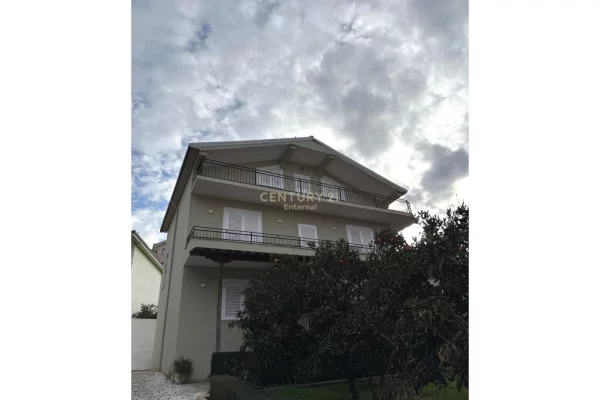 Vilë 3-katëshe për shitje në Vaqarr