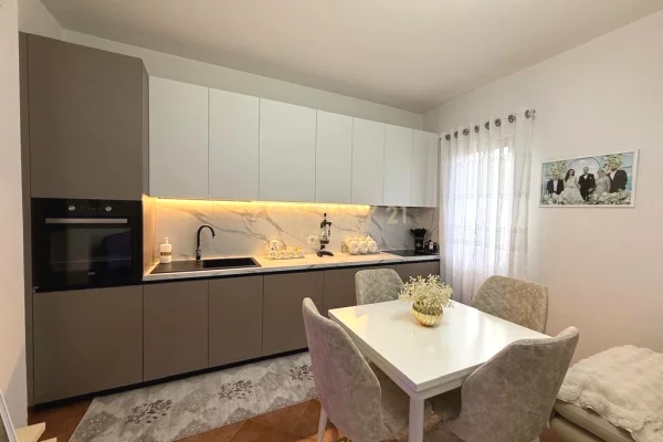 Shtepi ne shitje Vila Luksoze ne Tirane, 3+1, Mobilimi E mobiluar, Pagesa 350,000  Euro.