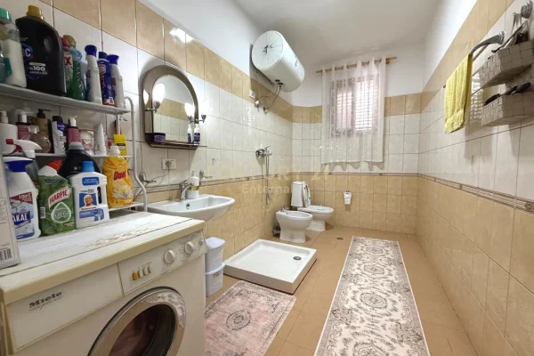 Shtepi ne shitje Vila Luksoze ne Tirane, 3+1, Mobilimi E mobiluar, Pagesa 350,000  Euro.