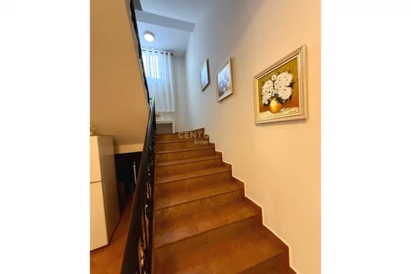 Shtepi ne shitje Vila Luksoze ne Tirane, 3+1, Mobilimi E mobiluar, Pagesa 350,000  Euro.