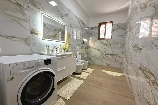 Shtepi ne shitje Vila Luksoze ne Tirane, 3+1, Mobilimi E mobiluar, Pagesa 350,000  Euro.