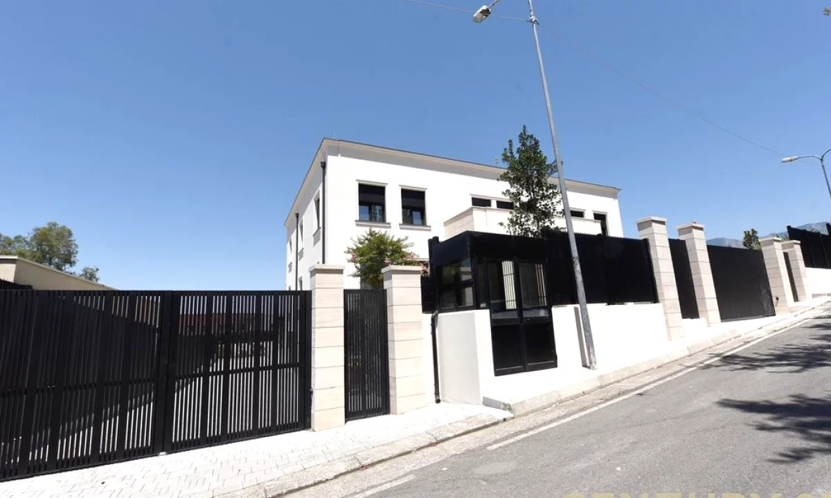 Luxury villas for rent in Tirana 6+1, Emty