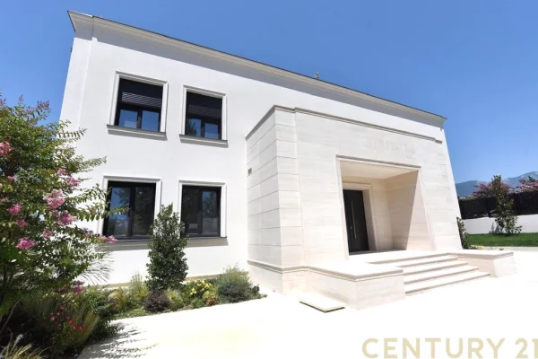 Luxury villas for rent in Tirana 6+1, Emty