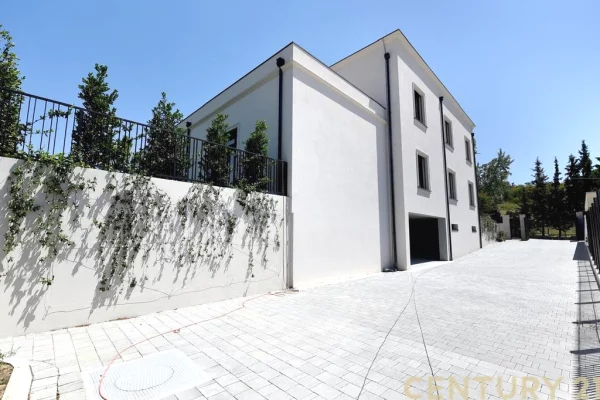 Luxury villas for rent in Tirana 6+1, Emty