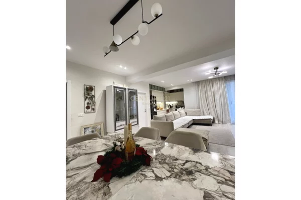 Appartamento in vendita a Tirana 2+1, Arredato