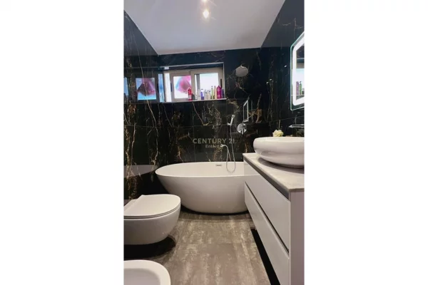 Appartamento in vendita a Tirana 2+1, Arredato