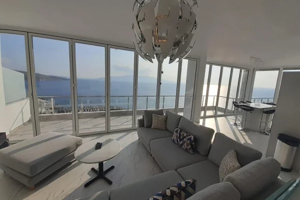 SARANDE, PENTHOUSE LUKSOZ ME PAMJE PANORAMIKE TE HAPUR NDAJ DETIT
