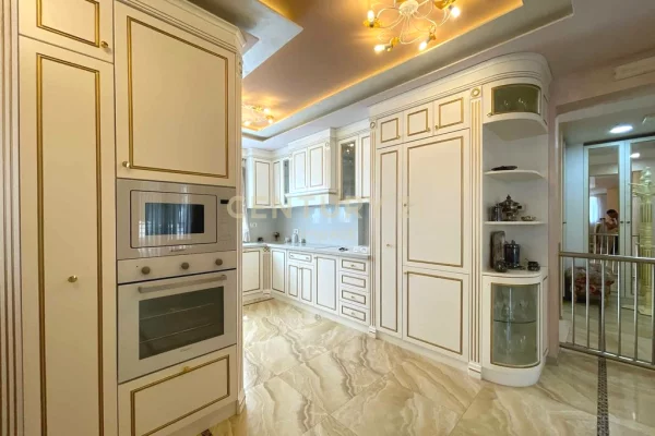 Attico(ultimo piano panoramico) in vendita a Tirana 4+1, Arredato