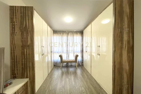 Attico(ultimo piano panoramico) in vendita a Tirana 4+1, Arredato