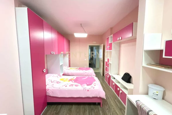 Attico(ultimo piano panoramico) in vendita a Tirana 4+1, Arredato