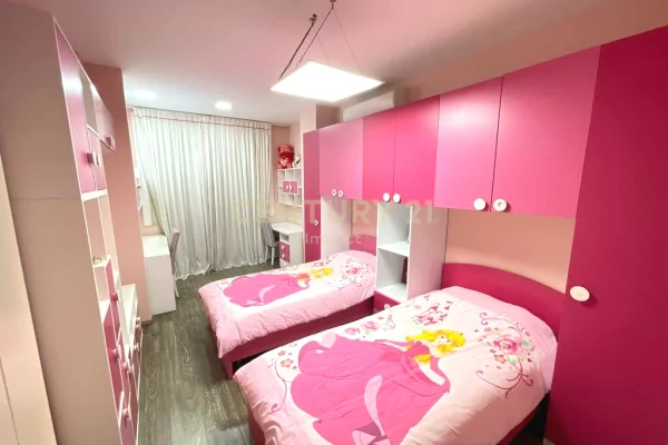 Attico(ultimo piano panoramico) in vendita a Tirana 4+1, Arredato