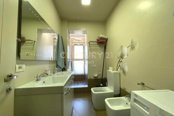 Attico(ultimo piano panoramico) in vendita a Tirana 4+1, Arredato