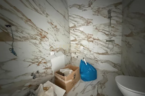 Zyre 2+1+2 Me Qira te Rruga e Kavajes, Tirane