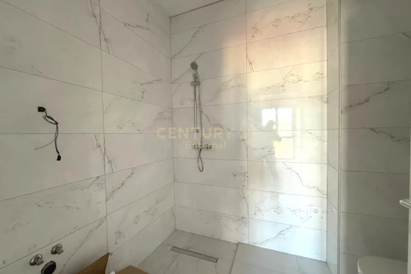 Zyre 2+1+2 Me Qira te Rruga e Kavajes, Tirane