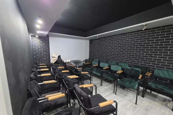 Ofrohet ambient komercial prane Shkolles se Baletit, ne Njesine Bashkiake Nr. 2, me siperfaqe totale