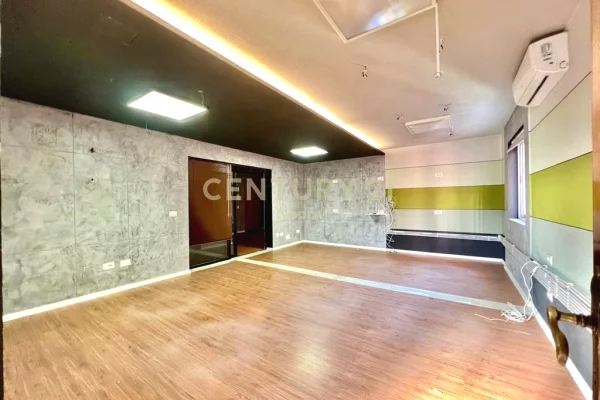 Ambient biznesi me qera 3+1 ne Tirane - 1,600 Euro