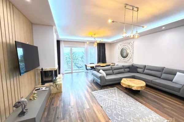 Shtepi me qera Vila Luksoze ne Tirane, 4+1, Mobilimi E mobiluar, Pagesa 3,000  Euro.