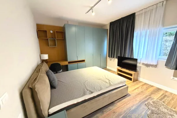 Shtepi me qera Vila Luksoze ne Tirane, 4+1, Mobilimi E mobiluar, Pagesa 3,000  Euro.