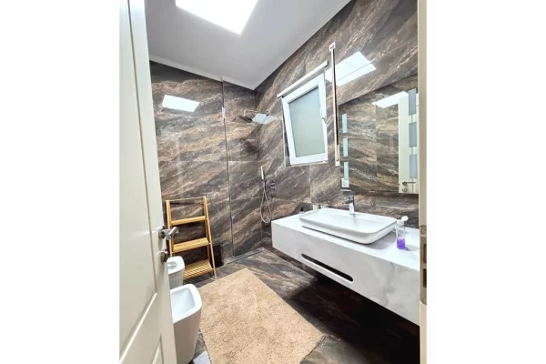 Shtepi me qera Vila Luksoze ne Tirane, 4+1, Mobilimi E mobiluar, Pagesa 3,000  Euro.