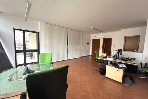Ambient biznesi me qera 3+1 ne Tirane - 1,200 Euro
