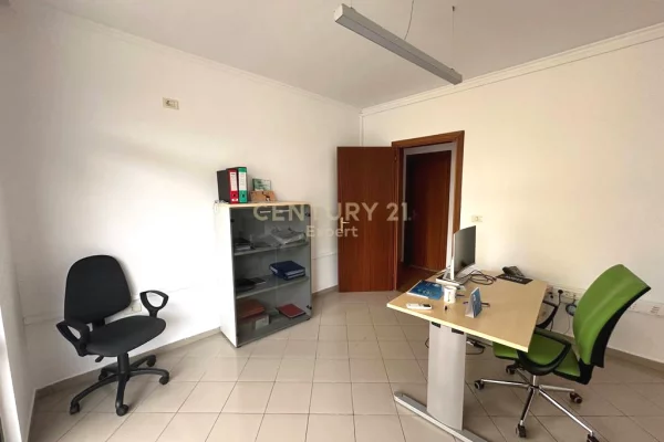 Ambient biznesi me qera 3+1 ne Tirane - 1,200 Euro