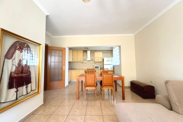 Shtepi me qera Apartament ne Tirane, 2+1, Mobilimi E mobiluar, Pagesa 800  Euro.