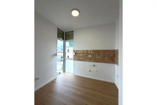 Shtepi me qera Apartament ne Tirane, 3+1, Mobilimi Bosh, pa mobiluar, Pagesa 1,400  Euro.